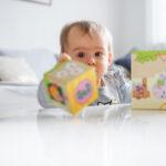 Zabawki wpływające na rozwój niemowlaka podczas 12. pierwszych miesięcy